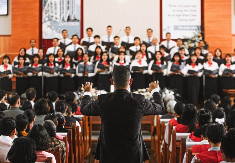 Zingen in een koor geeft een gevoel van saamhorigheid, aangezien er onderling goed samengewerkt moet worden.